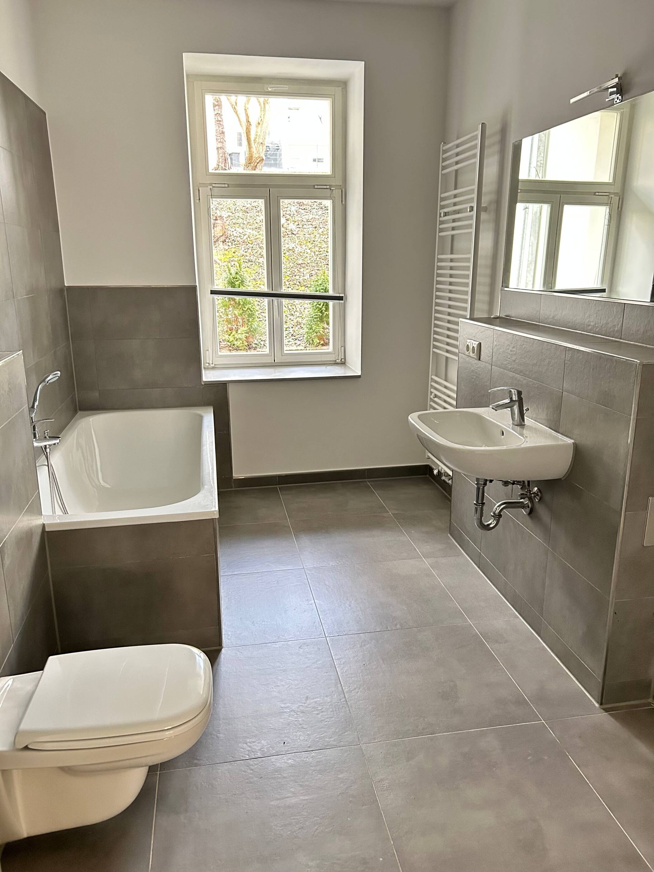 GEMÜTLICHE WOHNUNG MIT PARKETT, TERRASSE, FUßBODENHEIZUNG, EBK SOWIE MODERNEM DUSCHBAD – Sonnenstraße 75, 9130 Chemnitz – Vorschaubild 7
