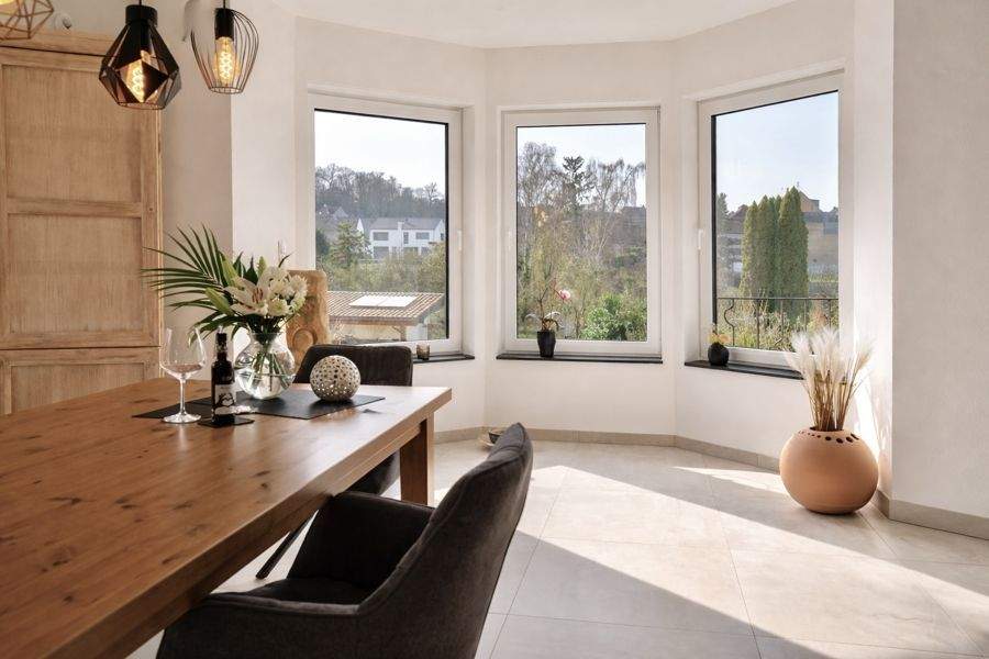 Immobilie in Saffig - Lichtdurchflutetes Einfamilienhaus mit offenem Wohnbereich und großem Garten - Bild 2