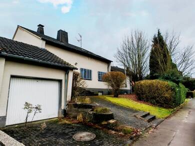 Mehrfamilienhaus zum Kauf provisionsfrei 199.000 € 8 Zimmer 163,5 m² 739 m² Grundstück Lindenweg 9 Dattenfeld Windeck 51570