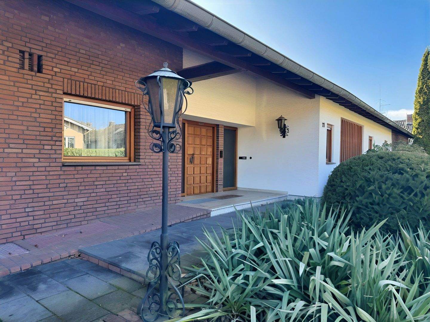 Immobilie in Rheinbreitbach - Stilvolle Villa mit separater Wohneinheit, Wintergarten, Schwimmhalle und großzügigem Grundstück. - Bild 2