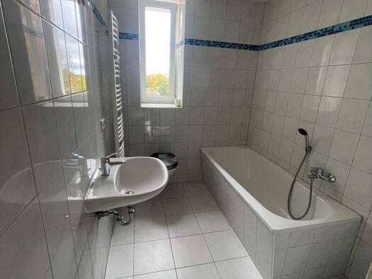 Wohnung zur Miete 378 € 3 Zimmer 67,5 m² 1. Geschoss frei ab sofort Forststraße 26 Zeitz 06712