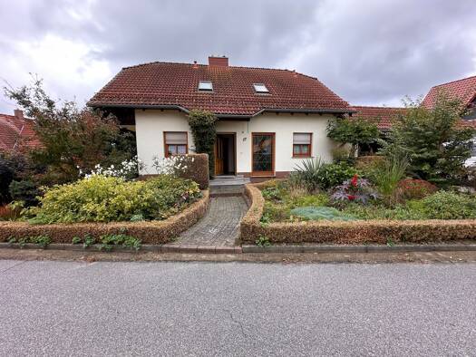 Einfamilienhaus zum Kauf provisionsfrei 330.000 € 11 Zimmer 130 m² 698 m² Grundstück Bischofswerda Pickau 01844