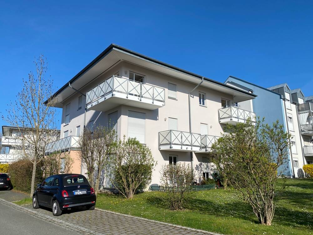 Traumhafter Weitblick! Helle 2-Zimmer-Wohnung mit Balkon und STP in Dörfles-Esbach