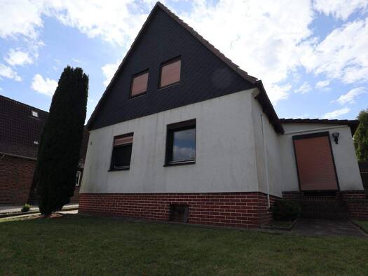 Einfamilienhaus zum Kauf 121.499 € 5,5 Zimmer 117 m² 952 m² Grundstück frei ab sofort Schöningen 38364