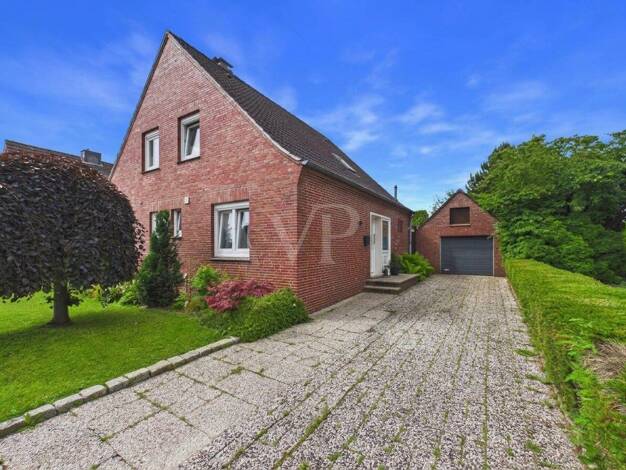 Einfamilienhaus zum Kauf 269.000 € 5 Zimmer 120 m² 584 m² Grundstück Larrelt Emden 26723