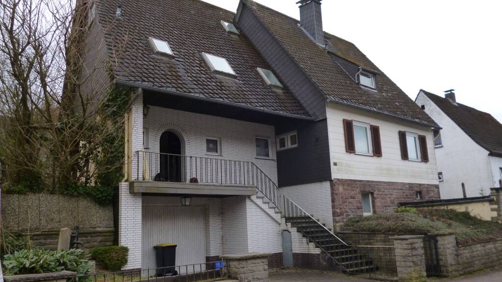 Einfamilienhaus zum Kauf provisionsfrei 49.500 € 8 Zimmer 150 m² 679 m² Grundstück Heinrich-Sohnrey-Straße 23 Neuhaus Holzminden 37603