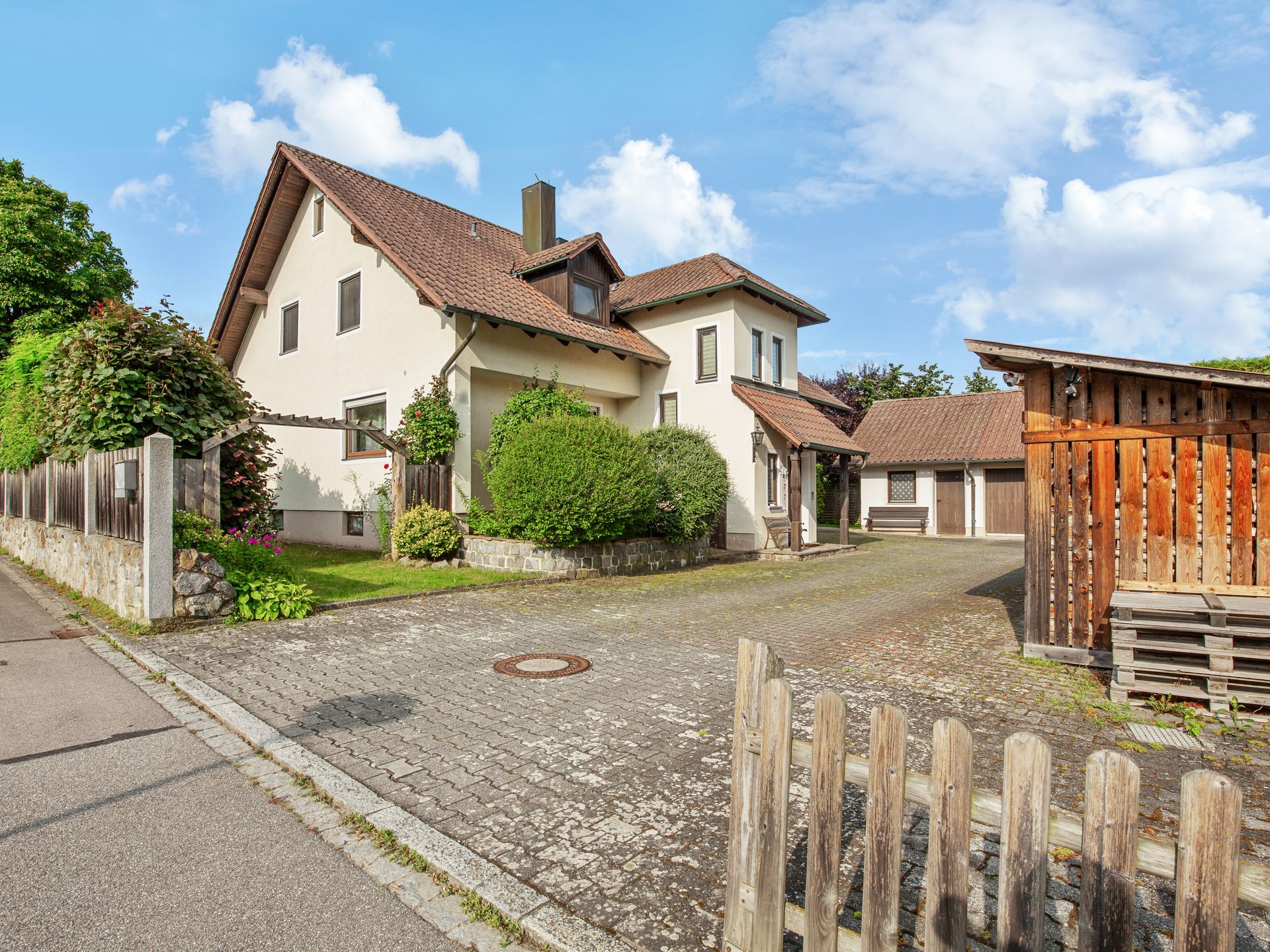 Mehrfamilienhaus zum Kauf 589.000 € 8,5 Zimmer 246 m²<br/>Wohnfläche 890 m²<br/>Grundstück Nittenau Nittenau 93149