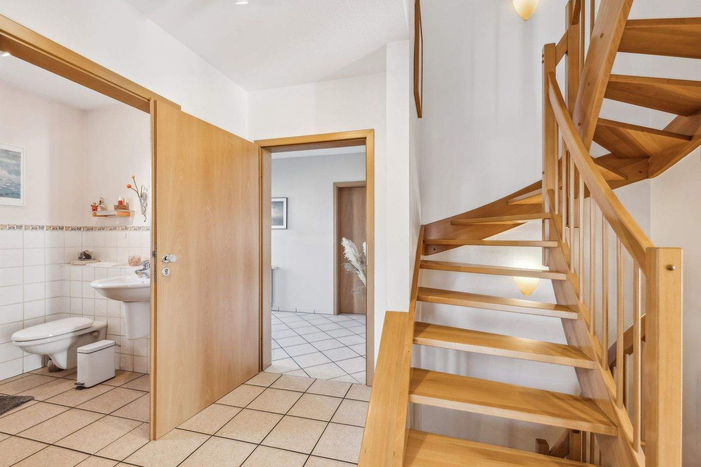 Immobilie in Allendorf - Exklusives und modernes Mehrgenerationenhaus im ruhigen Allendorf-OT Rennertehausen - Bild 4