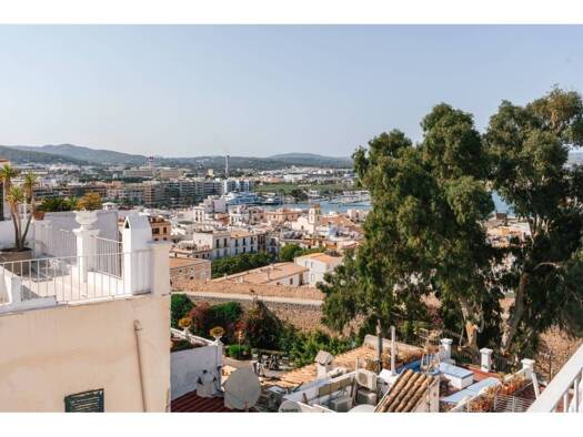 Haus zum Kauf 1.950.000 € 4 Zimmer 265 m² >Carrer de Pere Tur > Ibiza Stadt 07800