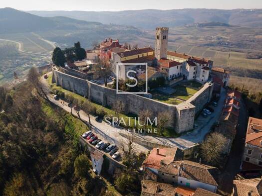 Haus zum Kauf 8 Zimmer 250 m² Motovun Motovun