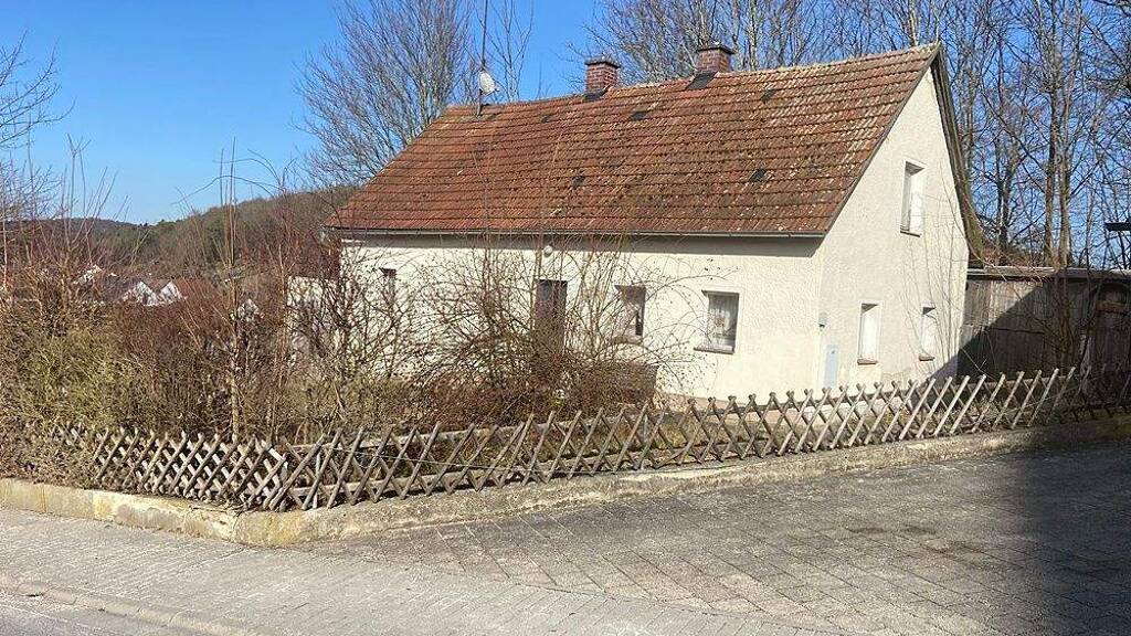 Haus zum Kauf 85.000 € 4 Zimmer 104 m² 371 m² Grundstück frei ab sofort Kirchstraße 7 Wolfsegg 93195