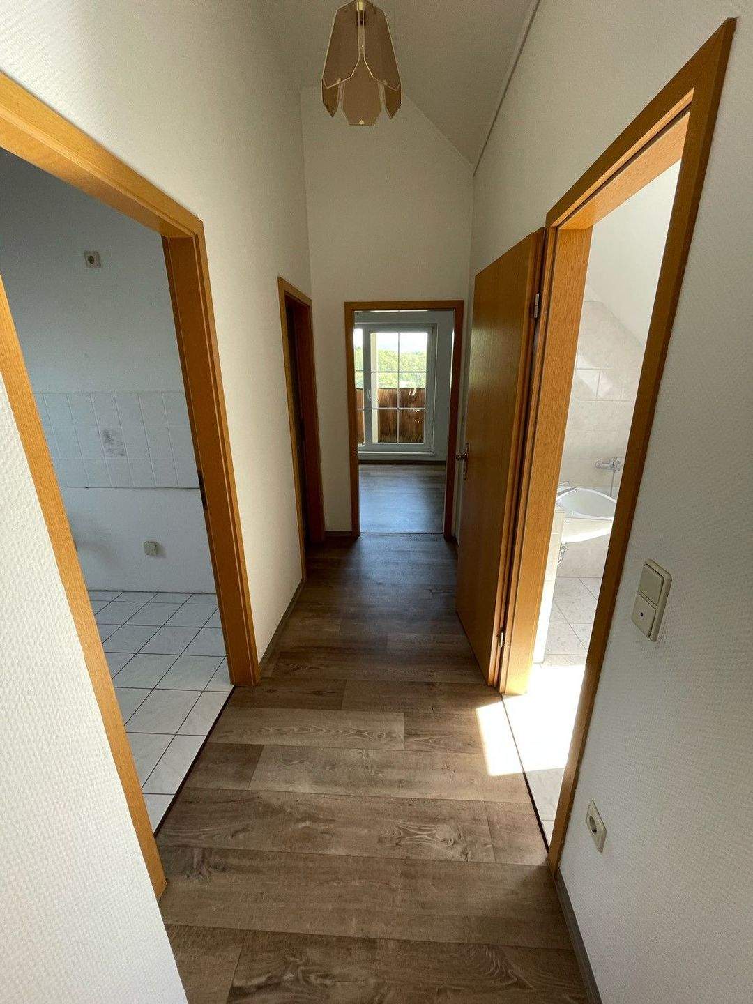 Immobilie in Wutha-Farnroda - ALS KAPITALANLAGE IDEAL: große 2-Raumwohnung im Dachgeschoss mit Balkon und Tiefgaragenstellplatz Nähe Eisenach - Bild 2