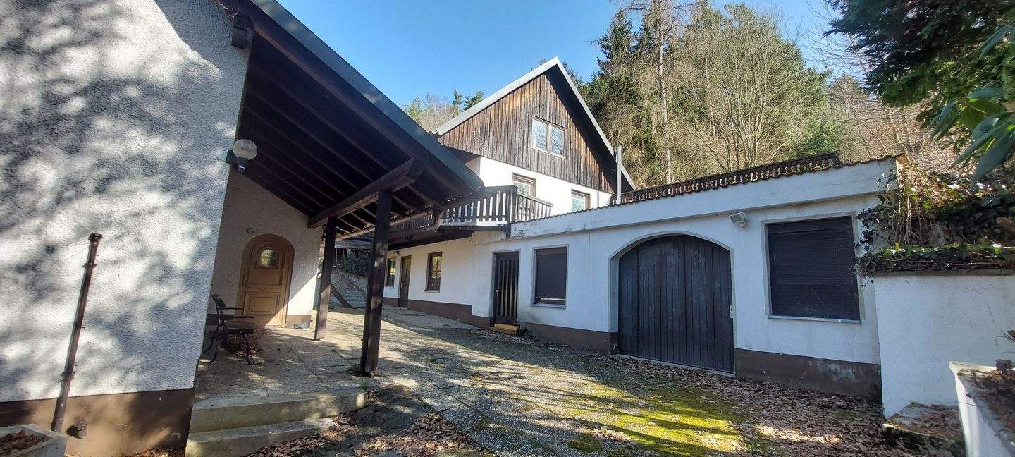 Immobilie in Leuchtenberg - Traumhafte Lage, ländliches Anwesen , 2 Häuser auf 2 Flurstücke mit 2398 m² Grund und ca. 300 m² Wohnfläche in absoluter Waldrandlage ohne Nachbarn  - Bild 2