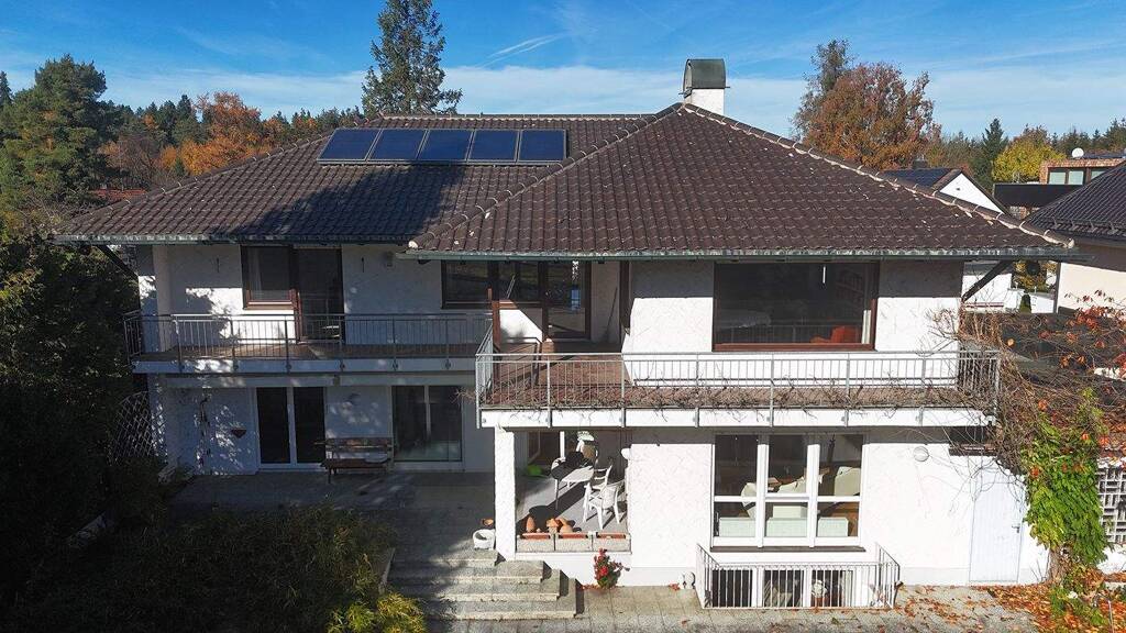 Großzügiges Mehrgenerationenhaus mit 9 Zimmern, 3 Bädern und Außen-Pool in Bestlage Trudering