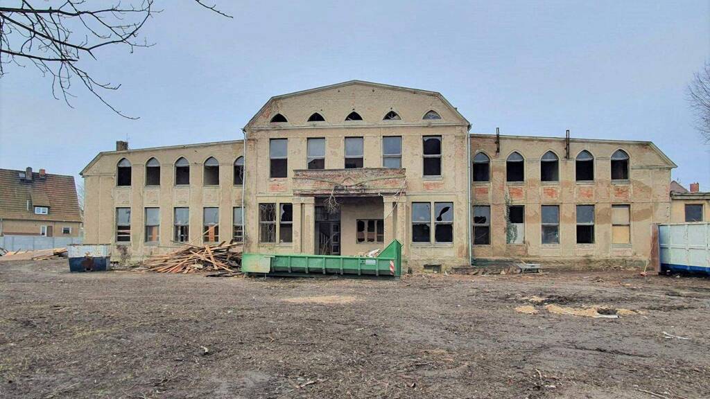 Mehrfamilienhaus zum Kauf als Kapitalanlage geeignet 250.000 € 1.016,9 m² 3.974 m² Grundstück Bernburg Bernburg (Saale) 06406