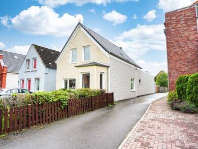 Einfamilienhaus zum Kauf 379.000 € 5 Zimmer 136 m² 557 m² Grundstück frei ab 01.01.2026 Husum 25813