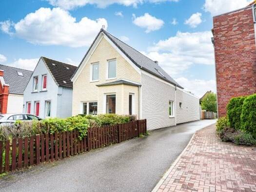 Einfamilienhaus zum Kauf 379.000 € 5 Zimmer 136 m² 557 m² Grundstück frei ab 01.01.2026 Husum 25813