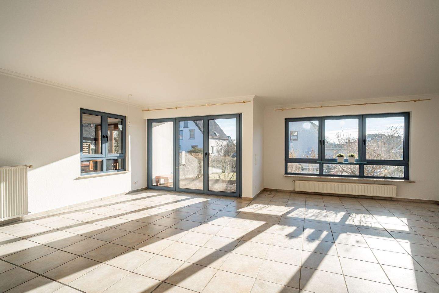 Immobilie in Steinhagen - Viel Platz für Familie oder Vermietung - großzügiges Zweifamilienhaus mit Wintergarten, Loggia und Garten in ruhiger und beliebter Lage von Steinhagen - Bild 1