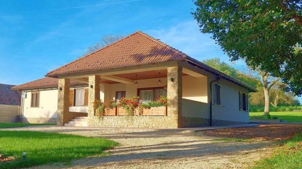 Bungalow zum Kauf provisionsfrei 392.000 € 4 Zimmer 145 m² 9.800 m² Grundstück Pápa Törzsökhegy 8503