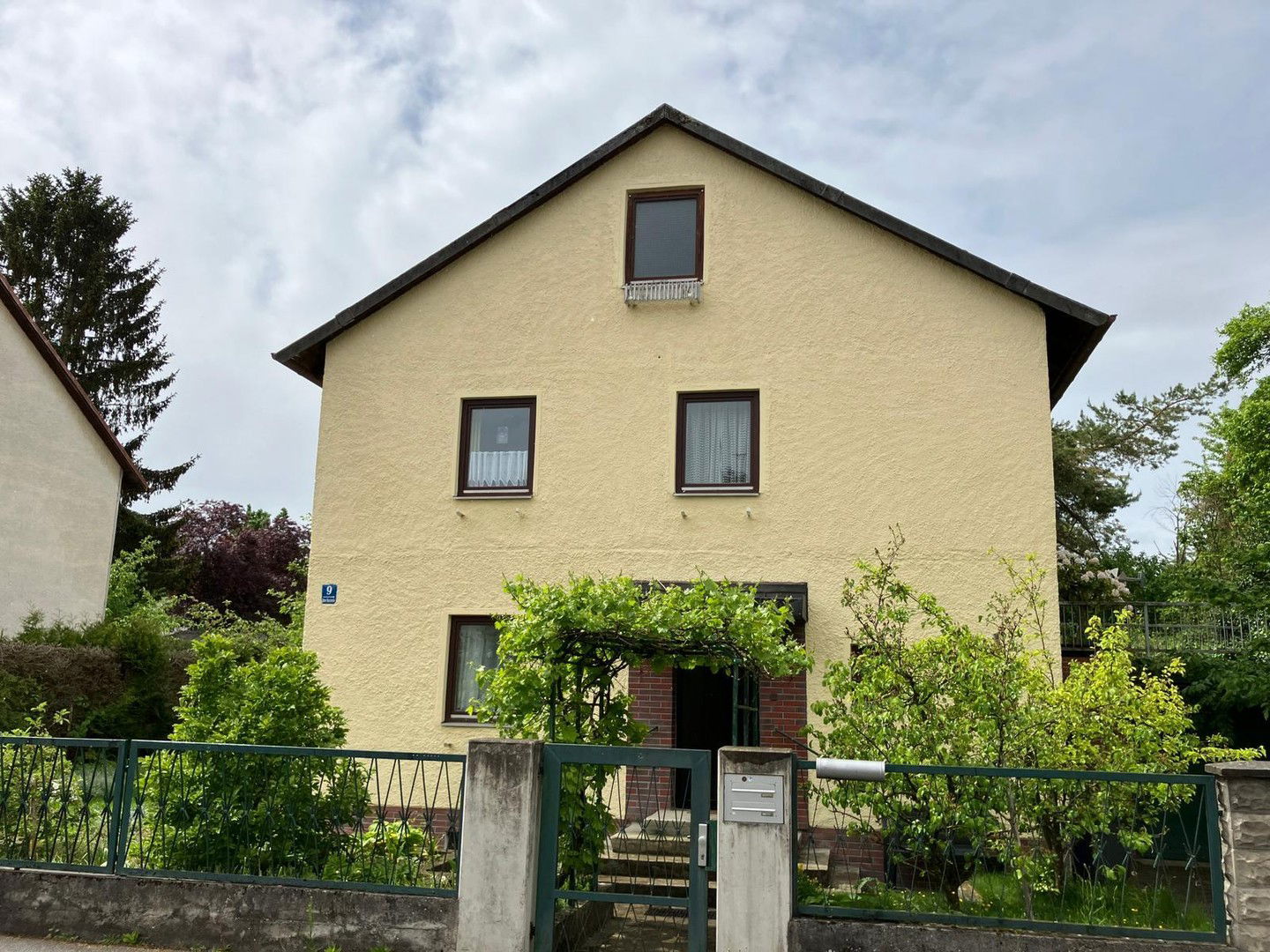 Einfamilienhaus zum Kauf provisionsfrei 1.220.000 € 15 Zimmer 200 m²<br/>Wohnfläche 492 m²<br/>Grundstück Untere Hausbreite 9 Freimann München 80939