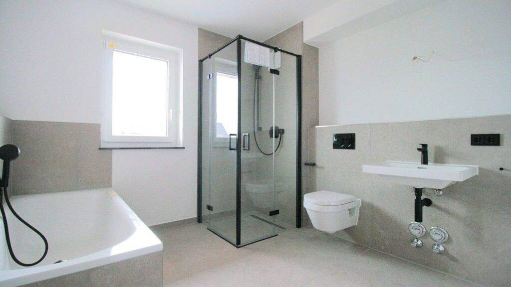 Große 3-Zimmer-Familienwohnung im 2.OG mit Wanne, Dusche und Gäste-WC