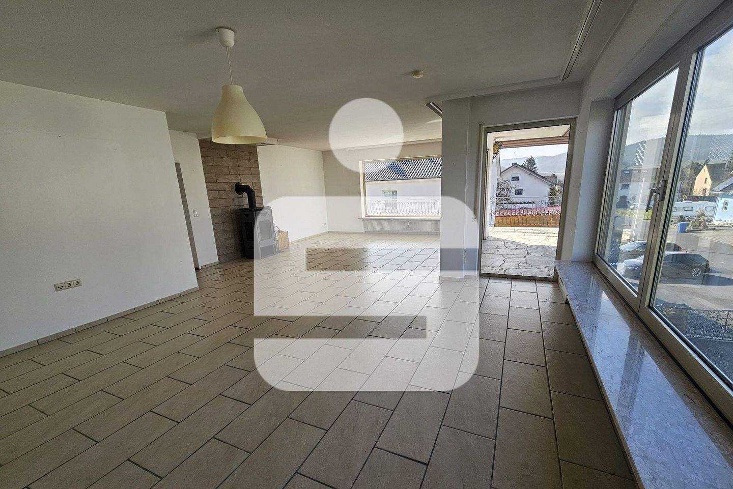 Immobilie in Euerdorf - Ruhepol mit Kamin und  Panorama-Balkon - Bild 0