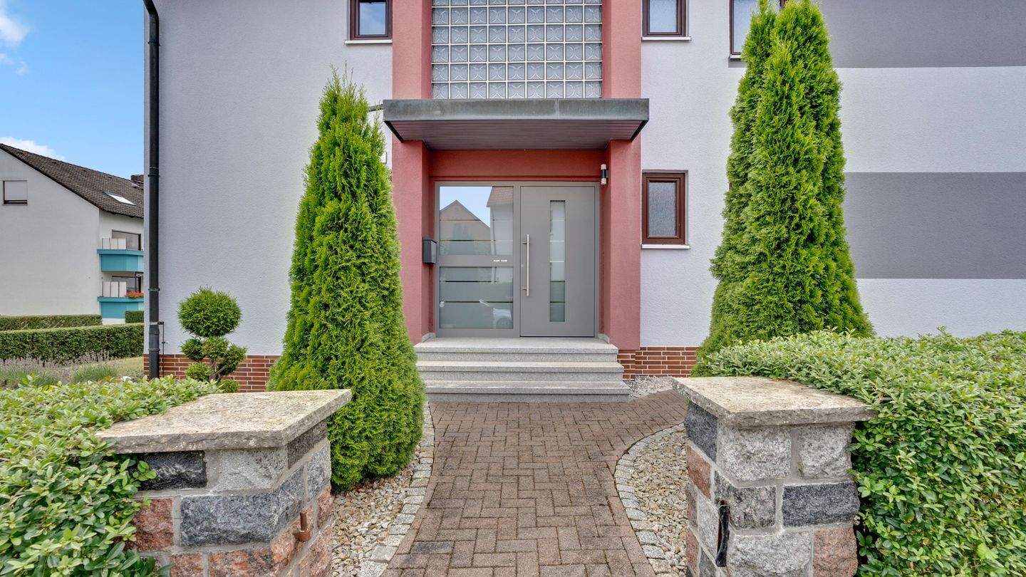 Immobilie in Eckersdorf - Hochwertig Renoviert! Großzügiges Zweifamilienhaus in ruhiger Lage mit traumhaftem Garten - Bild 3