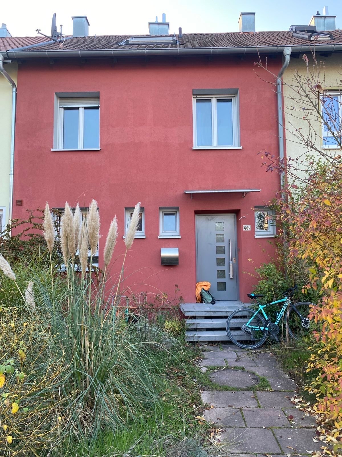 Reihenmittelhaus zur Miete 2.200 € 6 Zimmer 150 m²<br/>Wohnfläche 270 m²<br/>Grundstück ab sofort<br/>Verfügbarkeit Heiligenloh Erlangen 91056