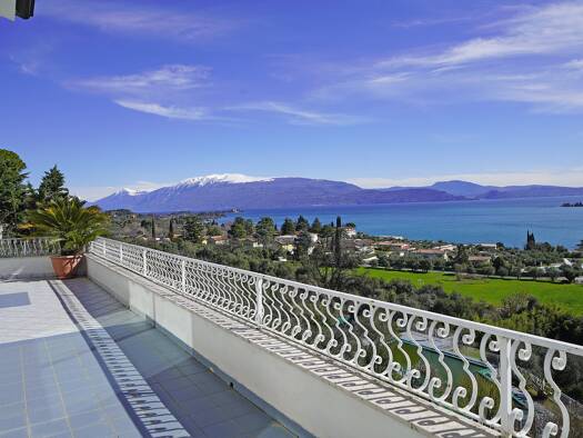 Villa zum Kauf 30 Zimmer 1.050 m² 10.000 m² Grundstück frei ab sofort Via Teodora Bresciani Manerba del Garda