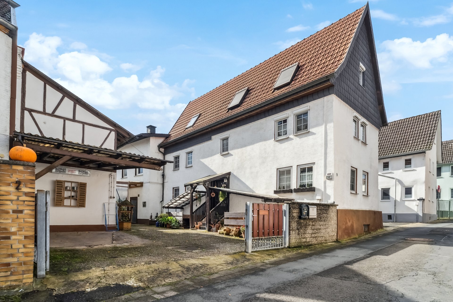 Mehrfamilienhaus zum Kauf 398.000 € 10 Zimmer 194 m²<br/>Wohnfläche 366 m²<br/>Grundstück Dorheim Friedberg 61169