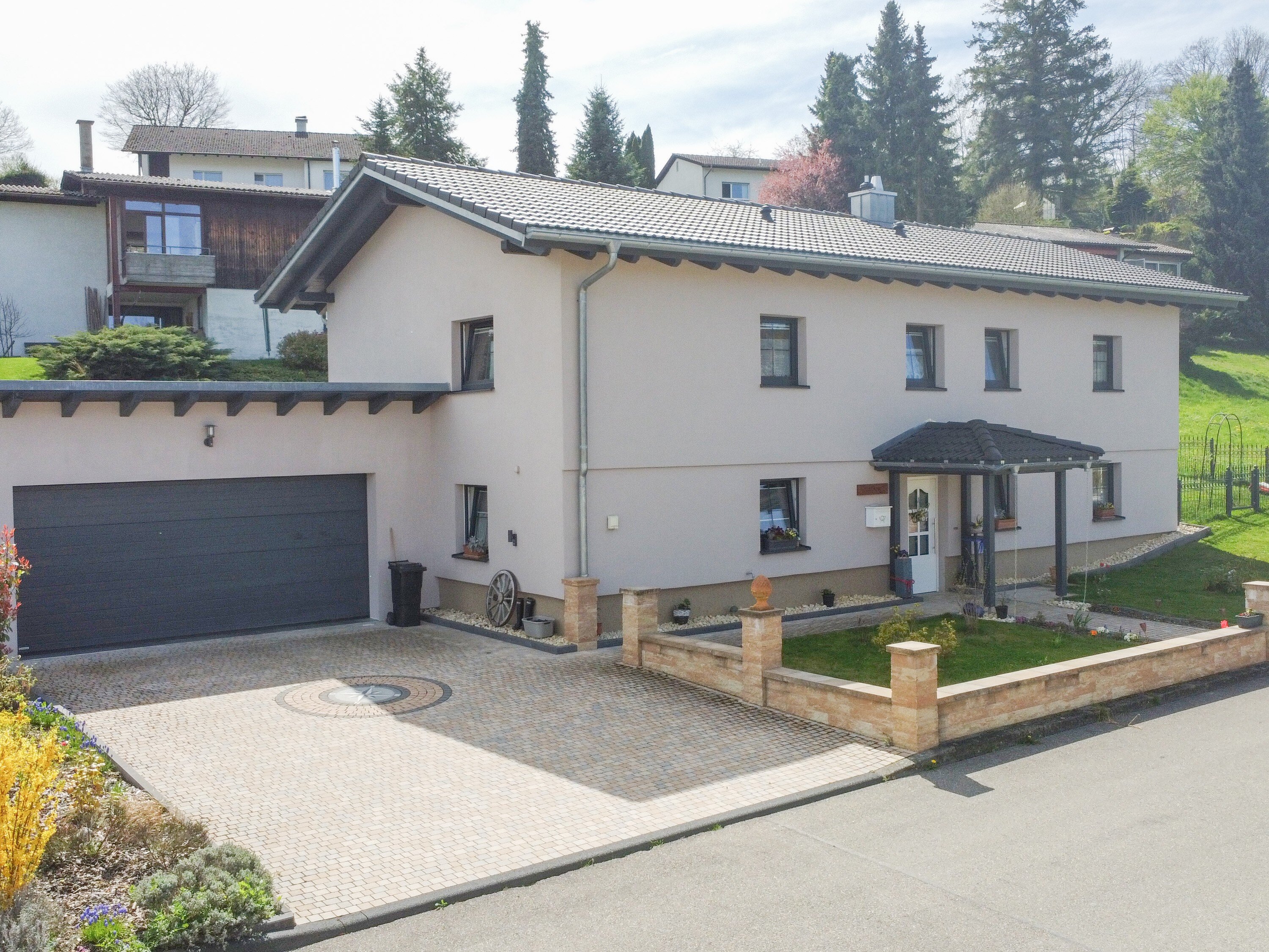 Einfamilienhaus zum Kauf 675.000 € 5,5 Zimmer 171 m²<br/>Wohnfläche 824 m²<br/>Grundstück Jestetten Jestetten 79798