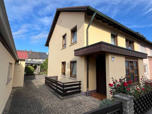 Doppelhaushälfte zum Kauf 299.000 € 6 Zimmer 154,5 m² 418 m² Grundstück frei ab sofort Bergrheinfeld Bergrheinfeld 97493