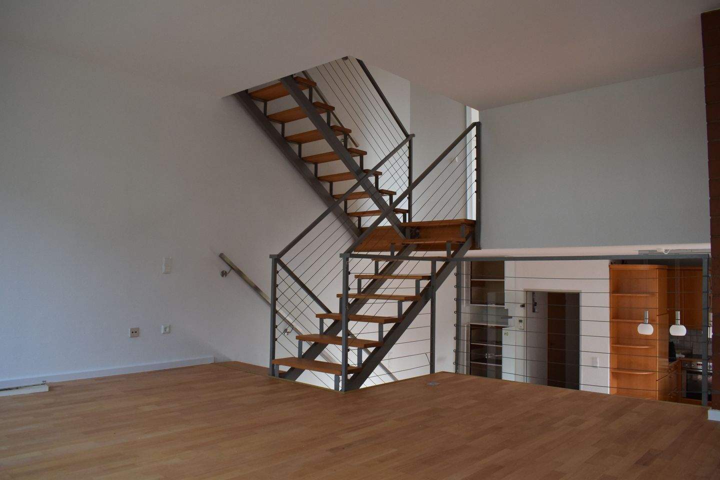 Immobilie in Ratingen - Einfamilienhaus mit Einliegerwohnung in besonderer Split-Level-Architektur und Garage in Ratingen-Homberg!   - Bild 3