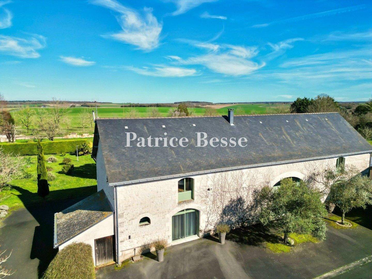 Immobilie in Bovenden - A beautifully converted barn built of tuffeau stone with a garden and swimming pool, nestled in France's Indre-et-Loire department - ref 517653 - Bild 1