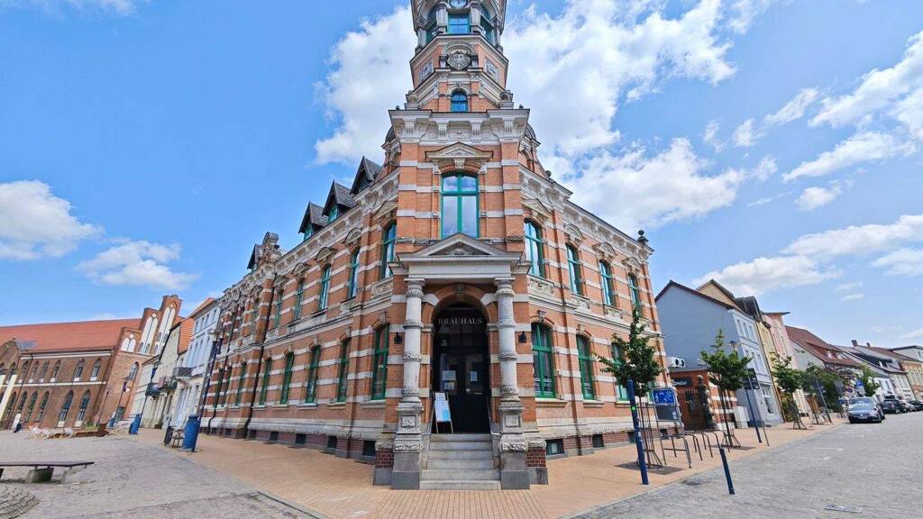 Hotel zum Kauf 1.850.000 € 14 Zimmer 26 Betten 980 m² Grundstück Parchim 19370