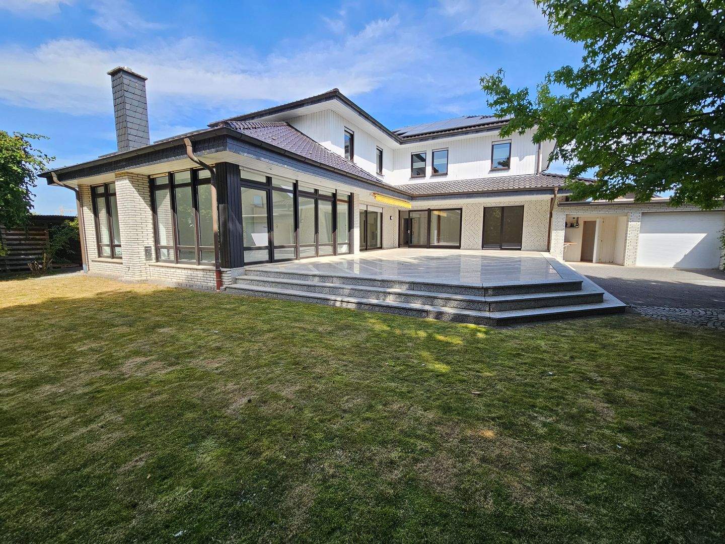 Immobilie in Salzkotten - Großzügige Villa mit großem Garten in ruhiger Lage in Salzkotten - Bild 2