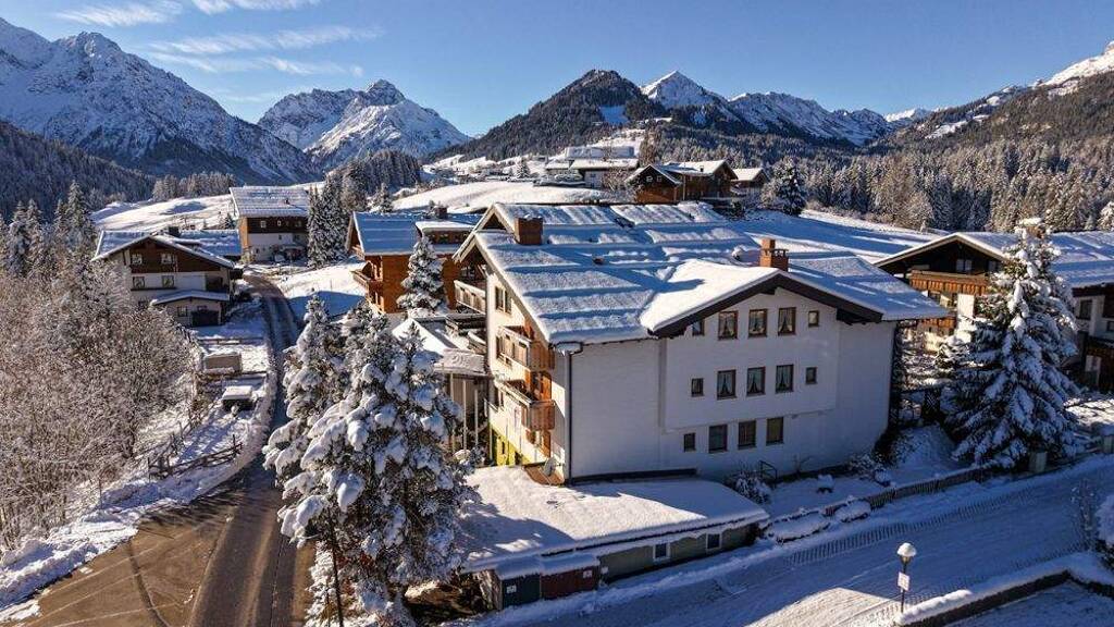 Hotel zum Kauf 2.500.000 € 1.387 m² Grundstück Riezlern 6991