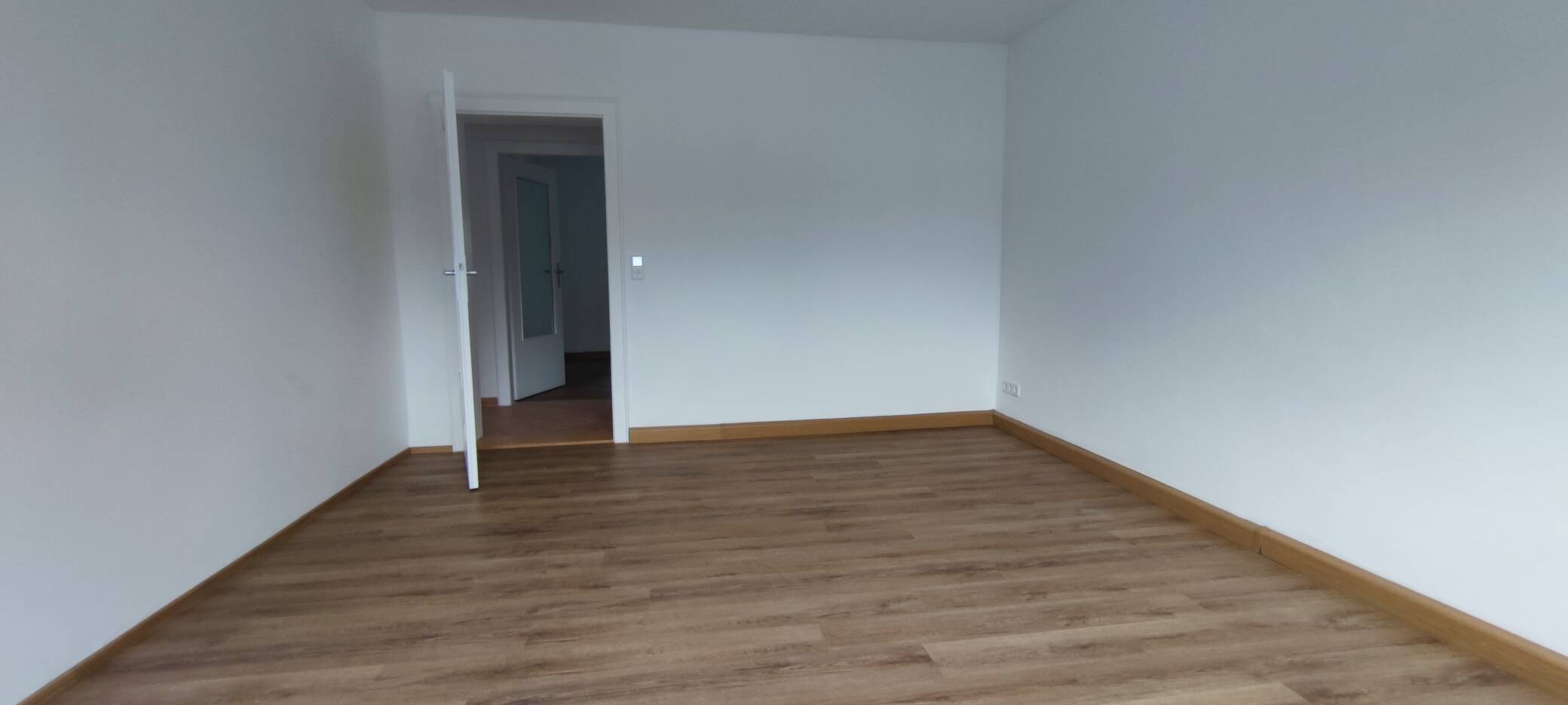 N-citynahe Lage, top renovierte, gut geschnittene 3-ZW mit Balkon – Nürnberg – Vorschaubild 2
