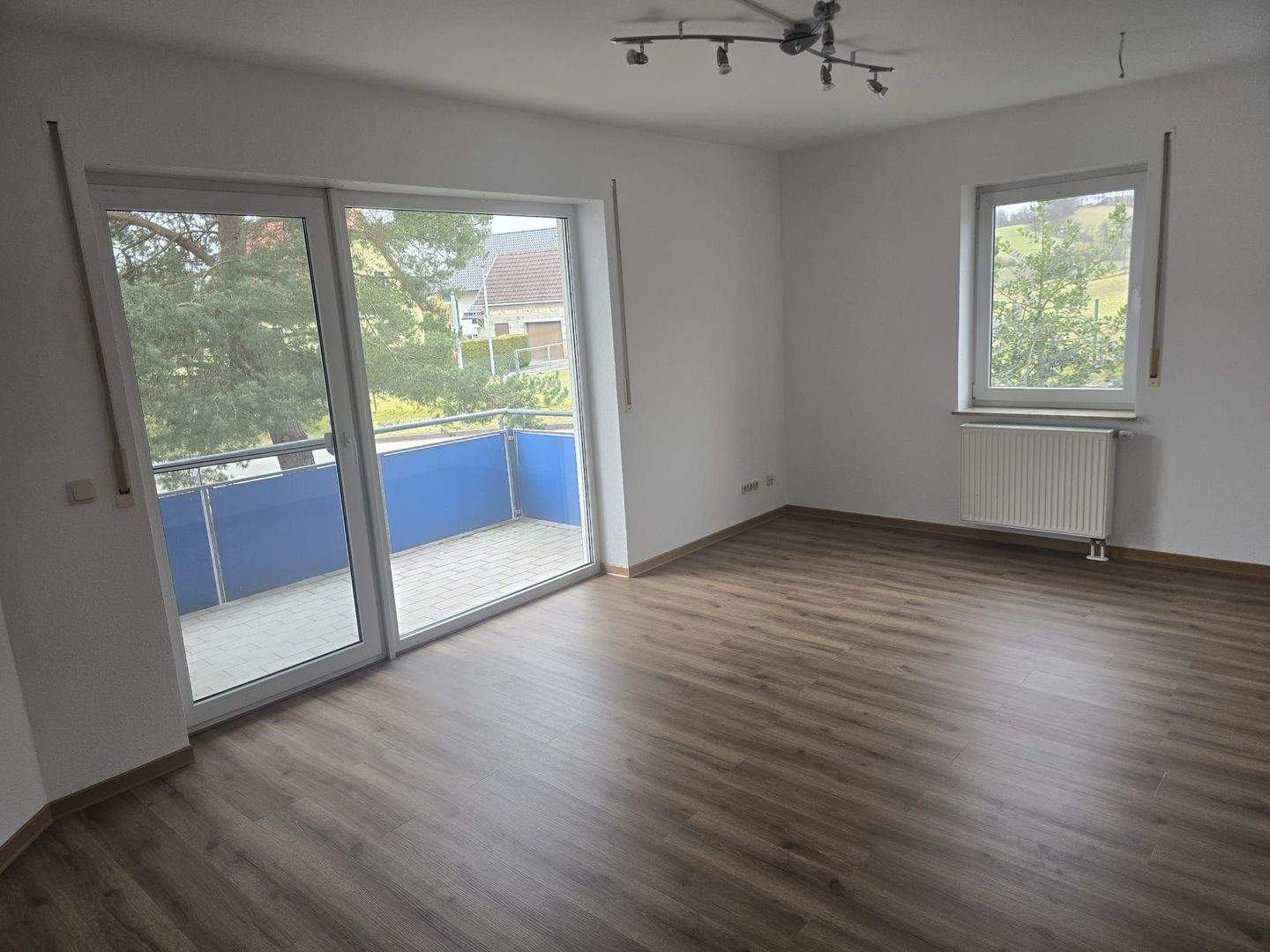 Immobilie in Brotterode-Trusetal - Frisch sanierte, lichtdurchflutete 3 Raumwohnung mit Balkon und Stellplatz für Selbstnutzer oder Kapitalanleger - Bild 4