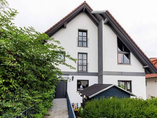 Mehrfamilienhaus zum Kauf als Kapitalanlage geeignet 695.000 € 8 Zimmer 229 m² 371 m² Grundstück Bischofsheim 65474