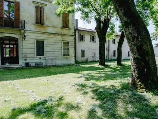 Haus zum Kauf 990.000 € 4.413 m² Mantova 46100