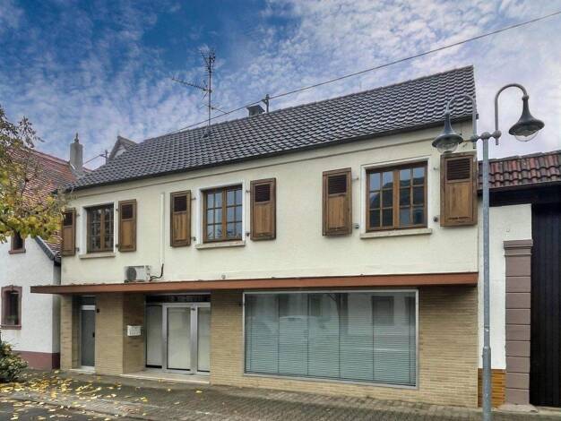 Einfamilienhaus zum Kauf 340.000 € 9 Zimmer 216,6 m² 340 m² Grundstück frei ab sofort Heuchelheim 67259