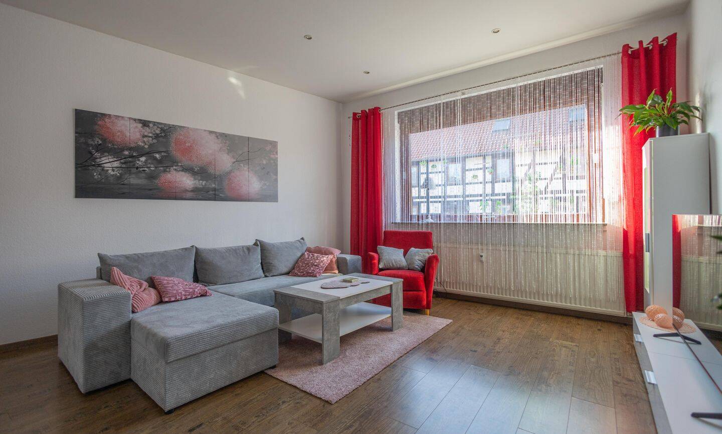 Immobilie in Seesen - Kapitalanlage mit sofortigen Einnahmen - Modernisiertes Zweifamilienhaus inkl. Garage und Stellplätzen - Bild 0