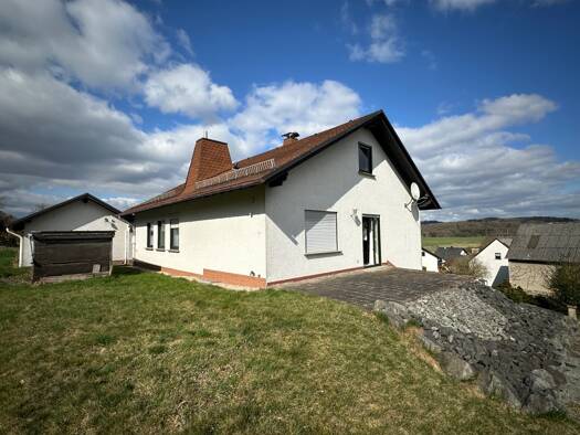 Einfamilienhaus zur Miete 1.350 € 7 Zimmer 235 m² 882 m² Grundstück Ewighausen 56244