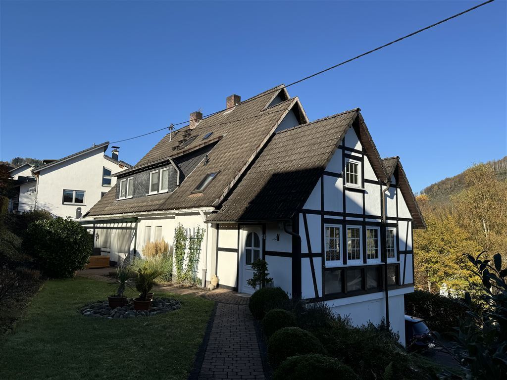 Mehrfamilienhaus zum Kauf 359.000 € 11 Zimmer 307 m²<br/>Wohnfläche 637 m²<br/>Grundstück Kirchhundem Kirchhundem 57399