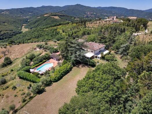 Haus zum Kauf 960.000 € 780 m² 60.000 m² Grundstück Città di Castello 06010