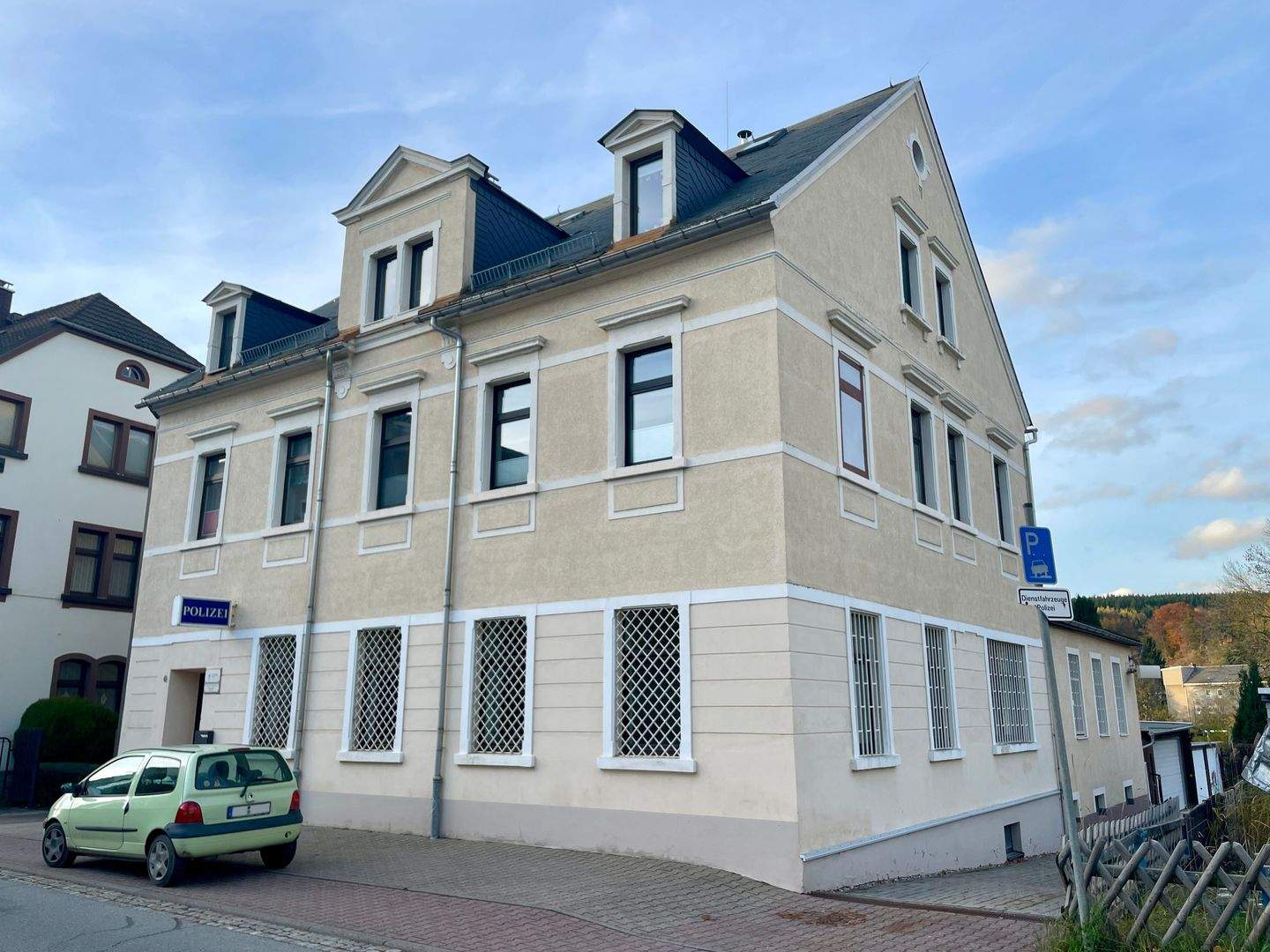 Immobilie in Olbernhau - Saniertes Wohn- und Geschäftshaus (Kapitalanlage oder Eigennutzung) mit einer GE und 3 WEs zzgl. 4 Garagen, Terrasse und schönem Garten in Olbernhau - Bild 1