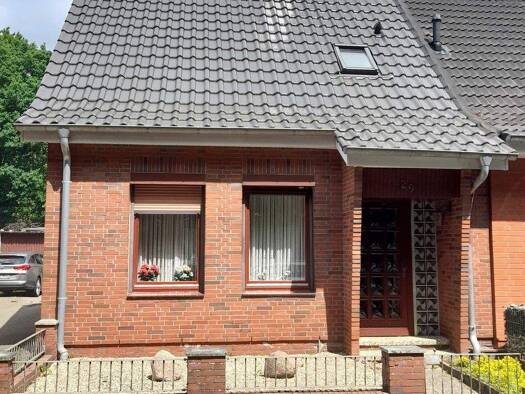 Doppelhaushälfte zum Kauf 129.000 € 6 Zimmer 80 m² 496 m² Grundstück frei ab 01.11.2025 Lägerdorf 25566