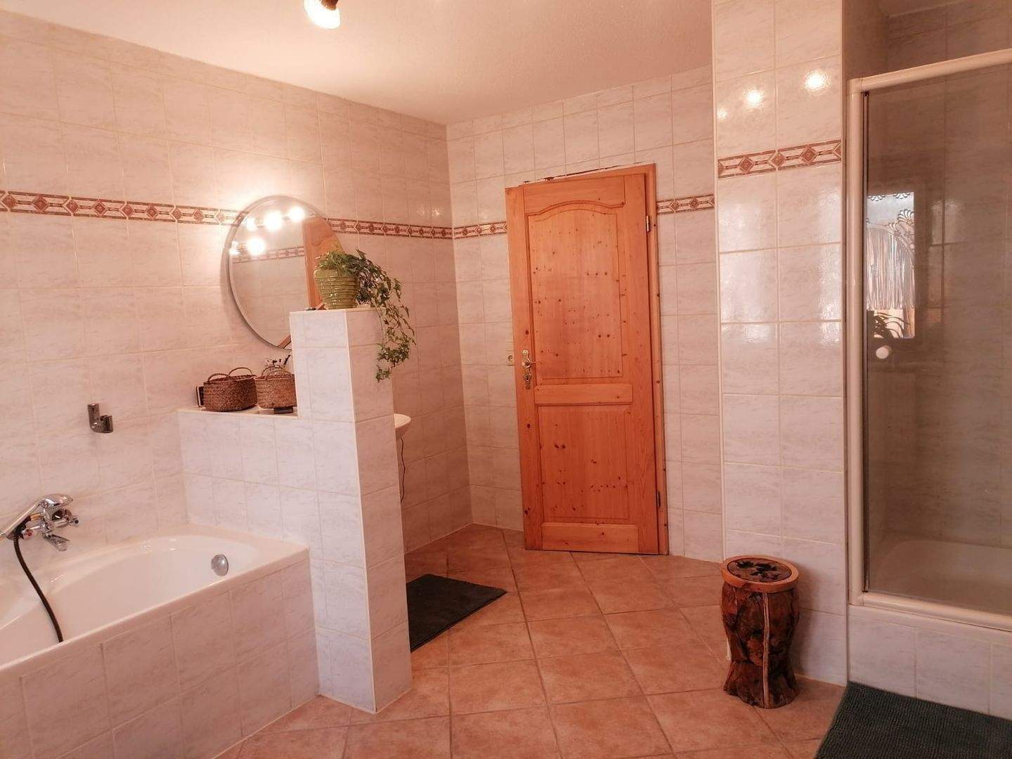 Immobilie in Oberscheinfeld - Ebenerdiger Bungalow in Ortsrandlage – barrierefrei, tierfreundlich und mit hohem Freizeitwert  - Bild 1