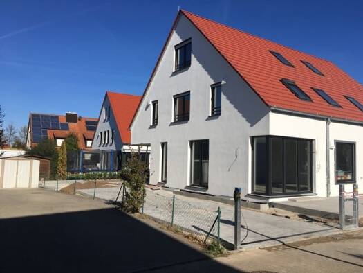 Doppelhaushälfte zur Miete 2.195 € 6 Zimmer 153 m² frei ab 01.06.2026 Hochreuth 3 Bubenreuth 91088